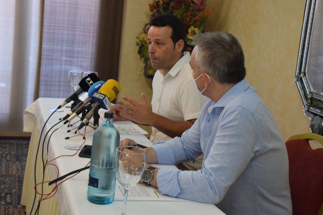 Javier Perales y Javier Palacios en rueda de prensa en el Hotel Santiago de Linares.