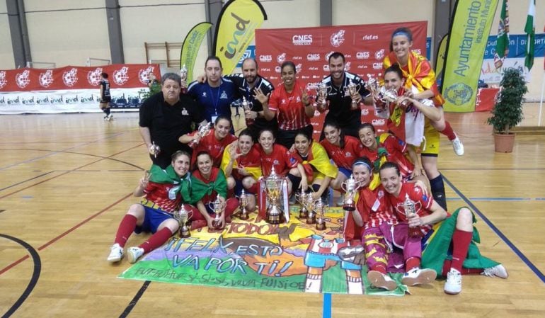 Las jugadoras y cuerpo técnico del Futsi Atlético Navalcarnero tras proclamarse campeonas de Copa