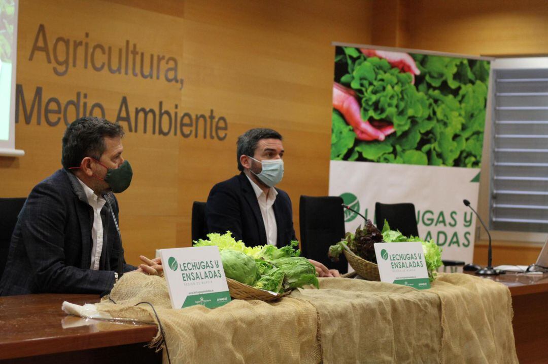 El consejero de Agua, Agricultura, Ganadería, Pesca y Medio Ambiente, Antonio Luengo, junto al presidente de Proexport, Juan Marín, durante la presentación de la campaña de promoción de lechugas y ensaladas de la Región de Murcia