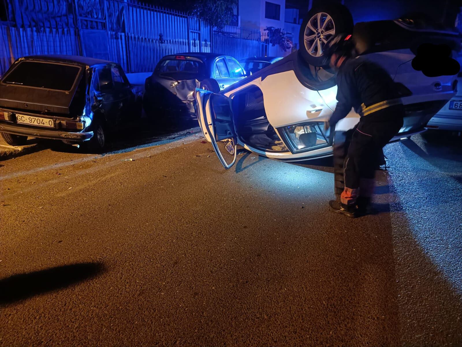 Vehículo volcado en la calle Palangre de Puerto del Carmen, en Lanzarote.