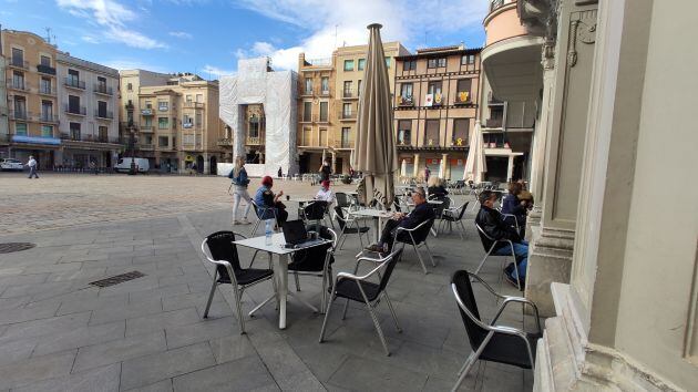 Imatge de l&#039;aspecte que presentava la plaça del Mercada del Reus a primera hora d&#039;aquest dilluns.