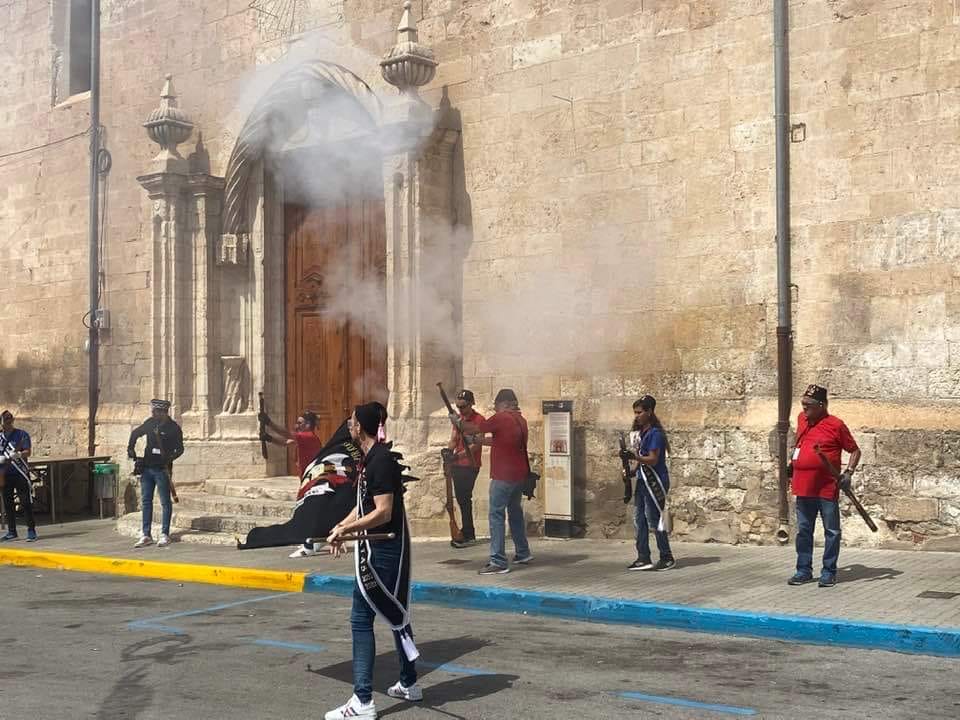 Momento del ruedo de banderas