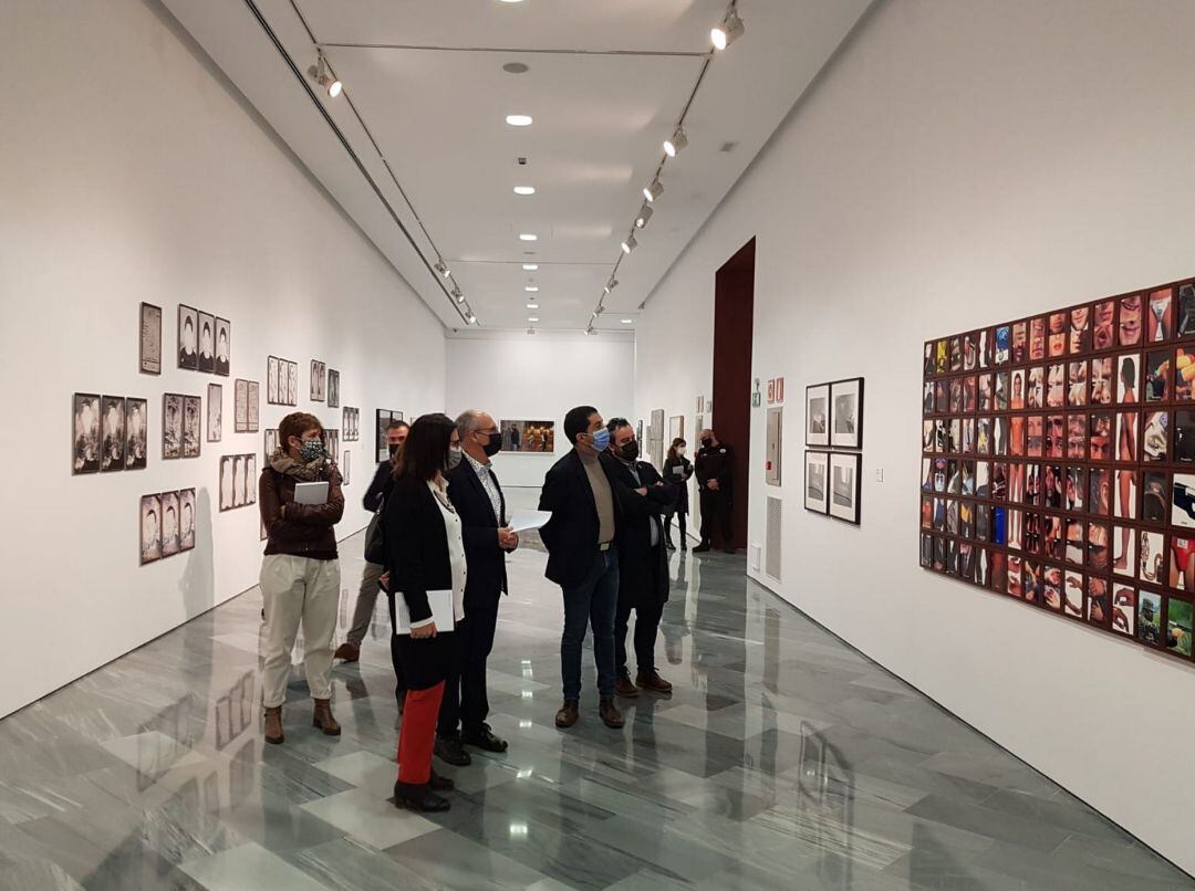 El IVAM estrena una nueva exposición en su sede de Alcoy dedicada a su colección de fotografía.