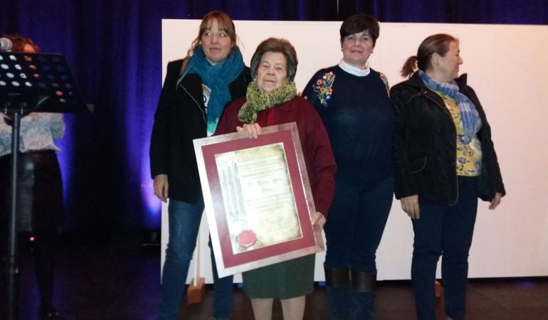 Momento de entrega del reconocimiento a Mercedes Herrera