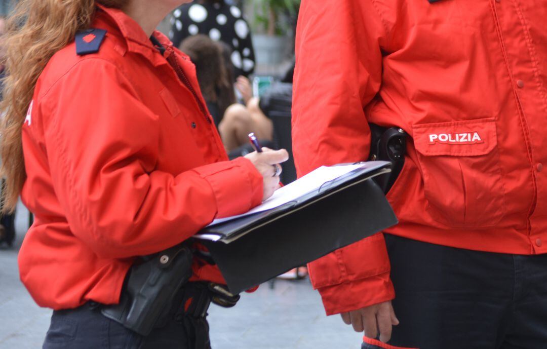 Imagen de archivo de dos agentes de la Ertzaintza.