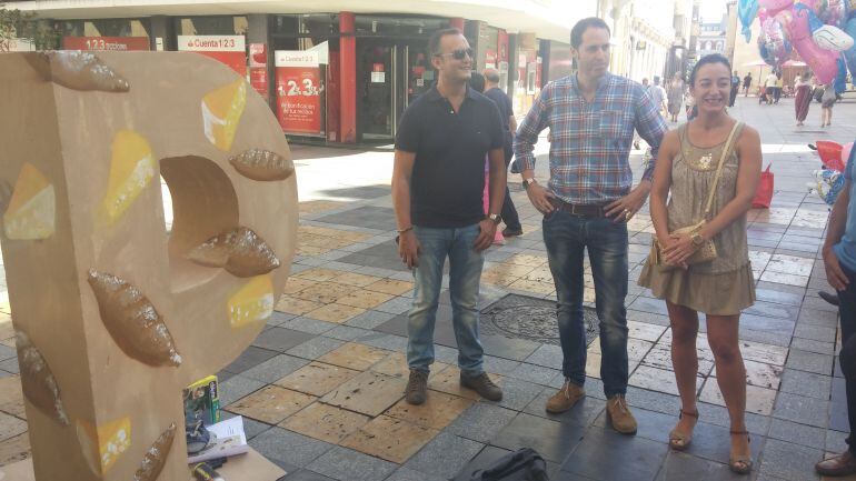 Varios concejales visitan una de las obras que participan en el concurso.