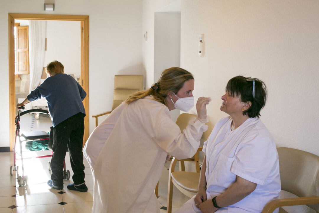 Una trabajadora de una residencia es sometida a un test de coronavirus, en una imagen de archivo