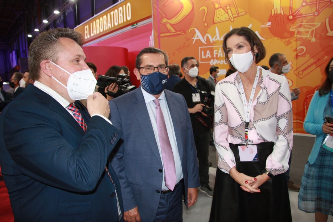 El diputado provincial de Turismo, Enrique Medina; yel presidente de la Diputación de Granada, José Entrena, con la ministra de Turismo, Reyes Maroto, en FITUR