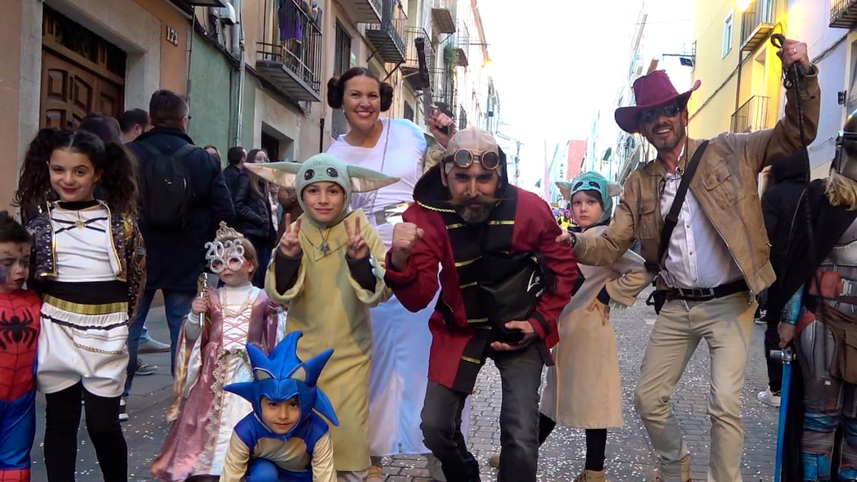 El Carnaval de Alcoy reúne a más de 2.000 personas en un desfile lleno de diversión, baile e imaginación