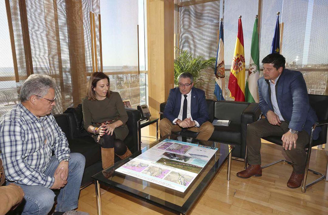 En la reunión ha participado Martín Guerrero de la Plataforma de Afectados por el Corte del Puente y la presidenta del PP rondeño, Maripaz Fernández.