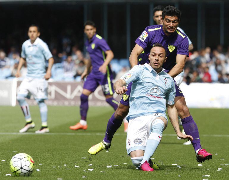 El centrocampista del Celta de Vigo Marcelo Díaz (c) y el jugador del Málaga Chori Castro pelean un balón durante el partido correspondiente a la trigésimo séptima jornada de Liga que ambos equipos disputaron en el Estadio de Balaídos.