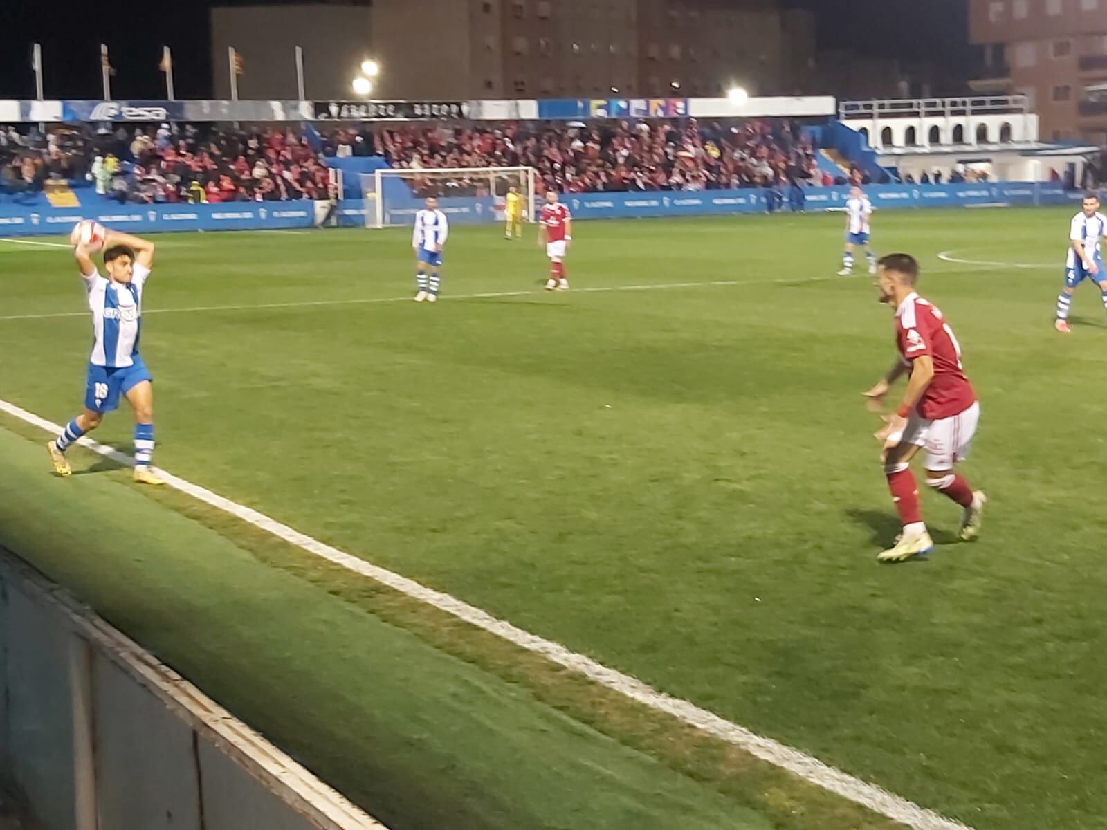 Antón en un saque de banda intentando sorprender al Real Murcia