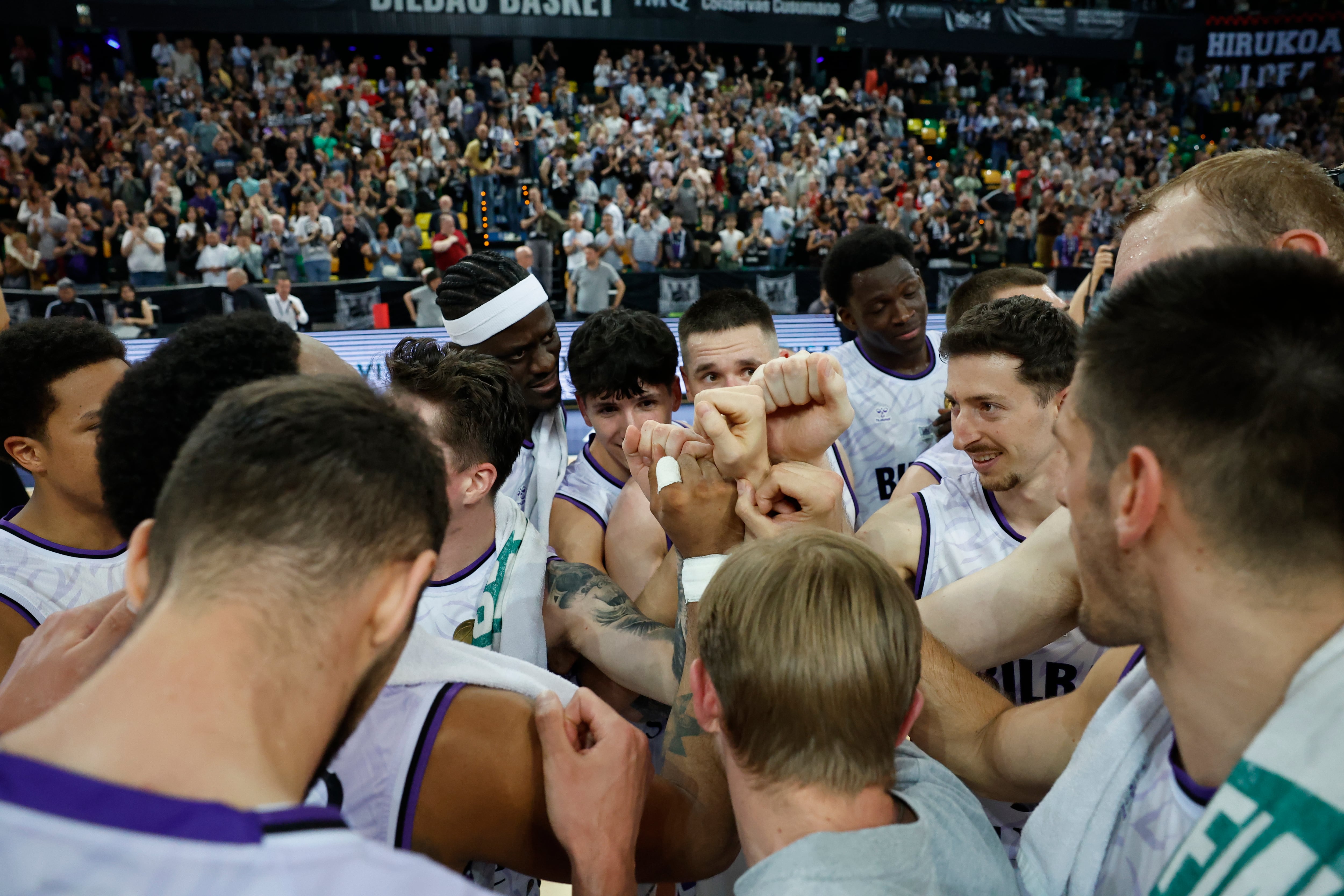 BILBAO, 08/04/2026.- Los jugadores del Bilbao Basket celebran la victoria al finalizar el partido de vuelta de semifinales de Copa de Europa de baloncesto que Surne Bilbao Basket y Falco KC Szombathely disputaron hoy miércoles en el Bilbao Arena. EFE/Miguel Toña