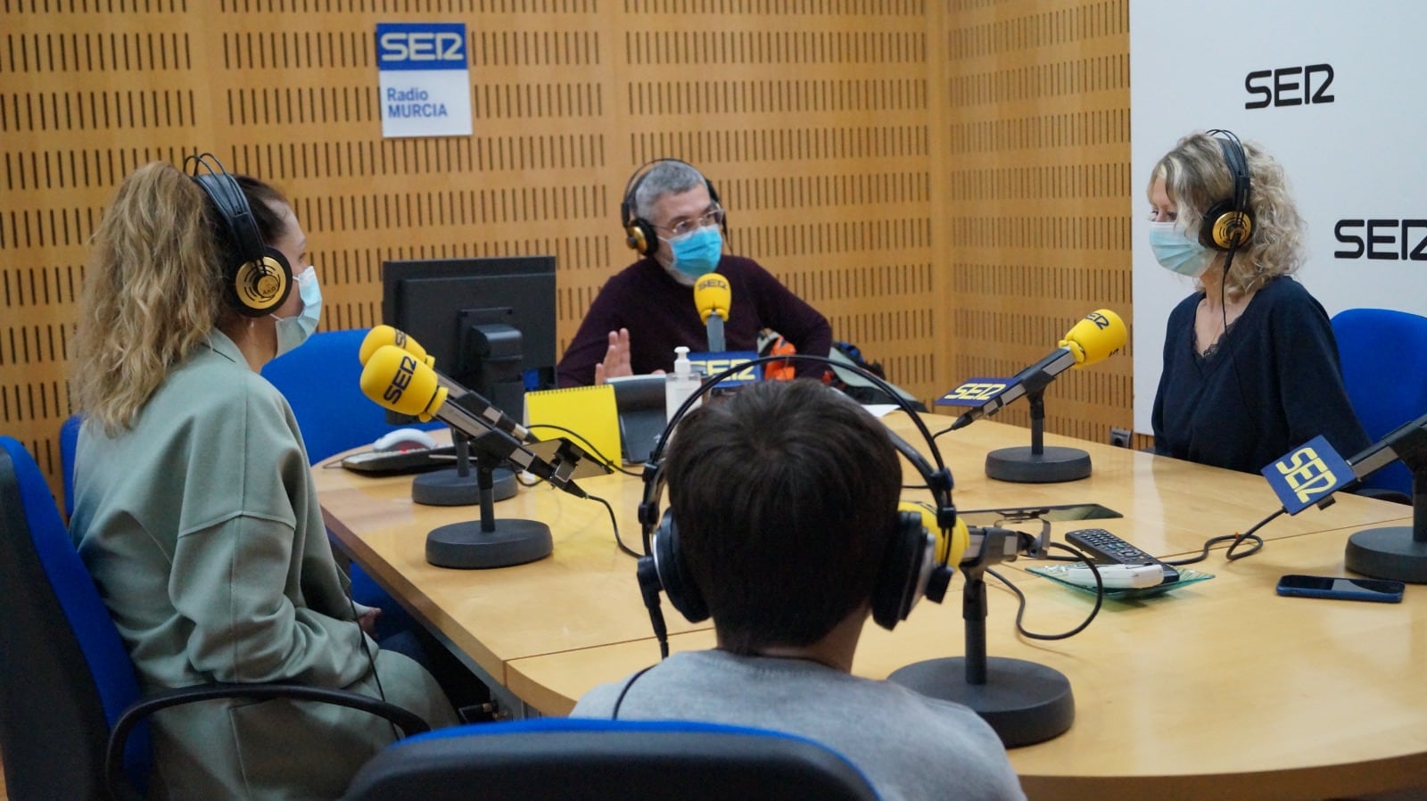 Mila, su hijo Vadim, Natalia y Paco Sánchez en los estudios de Radio Murcia durante la entrevista en Hoy por hoy