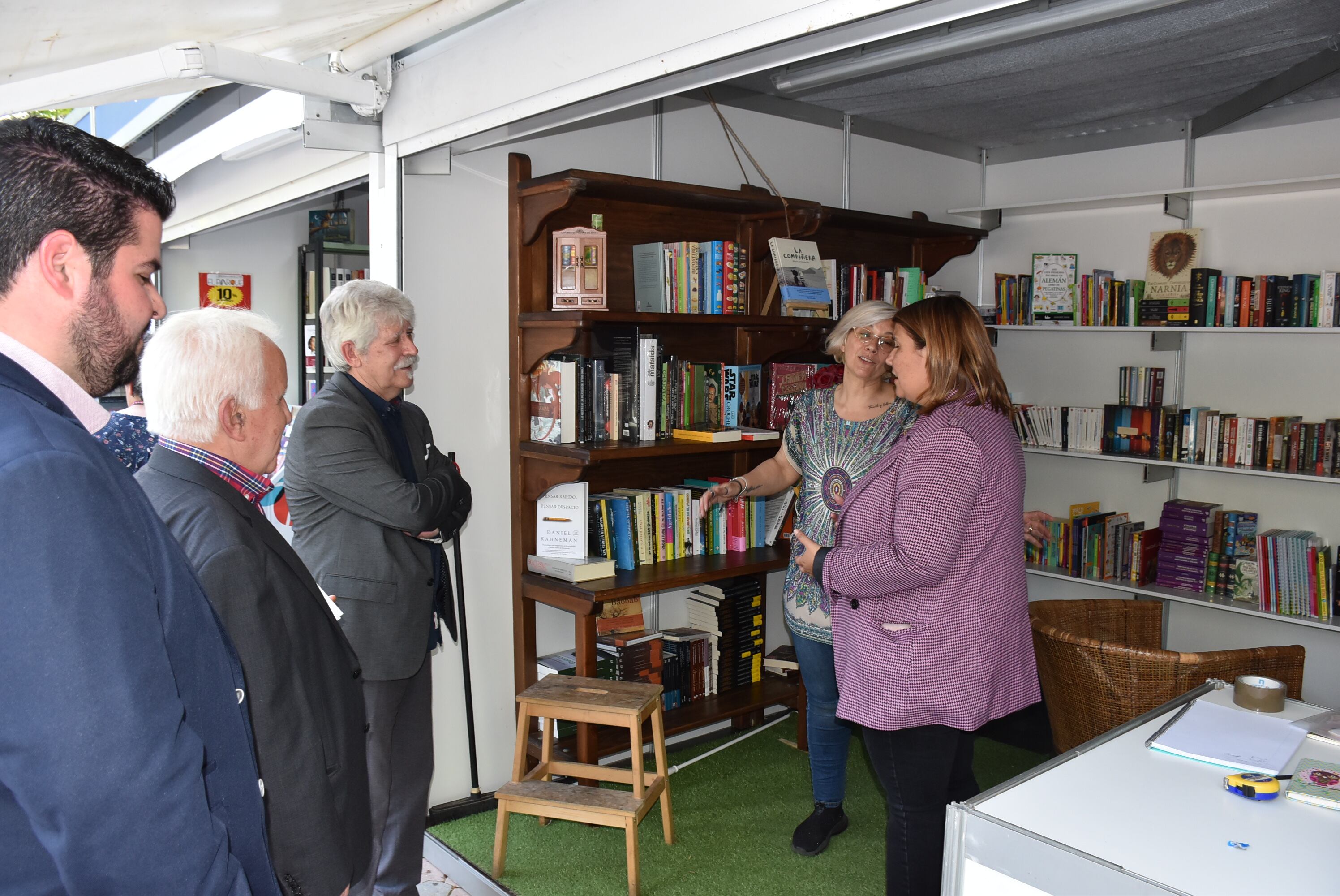 La alcaldesa visitando la Feria del LIbro