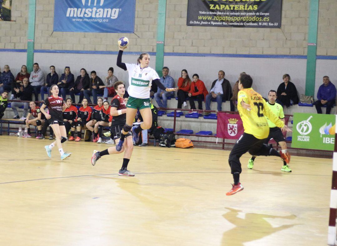 La jugadora del Elche Mustang Jenni Gutiérrez lanza a portería en un partido en el Pabellón de Carrús