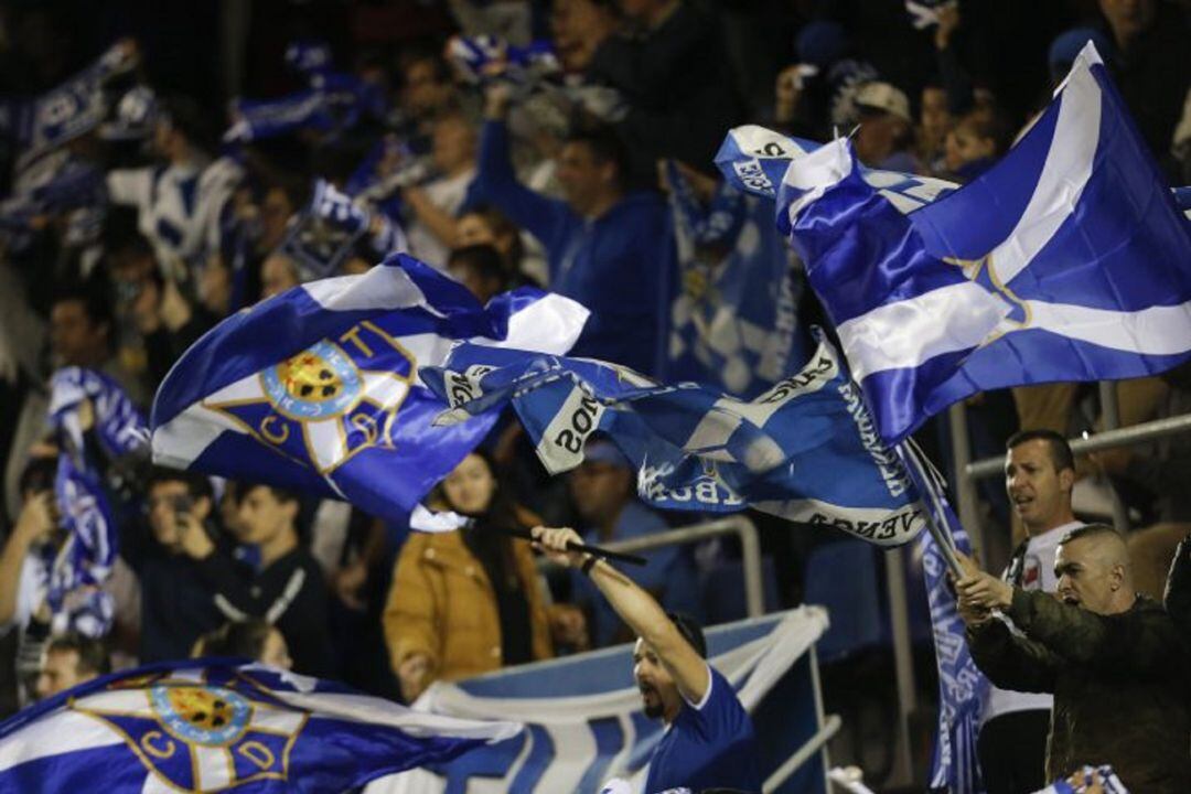 Aficionados del CD Tenerife, en el Heliodoro.