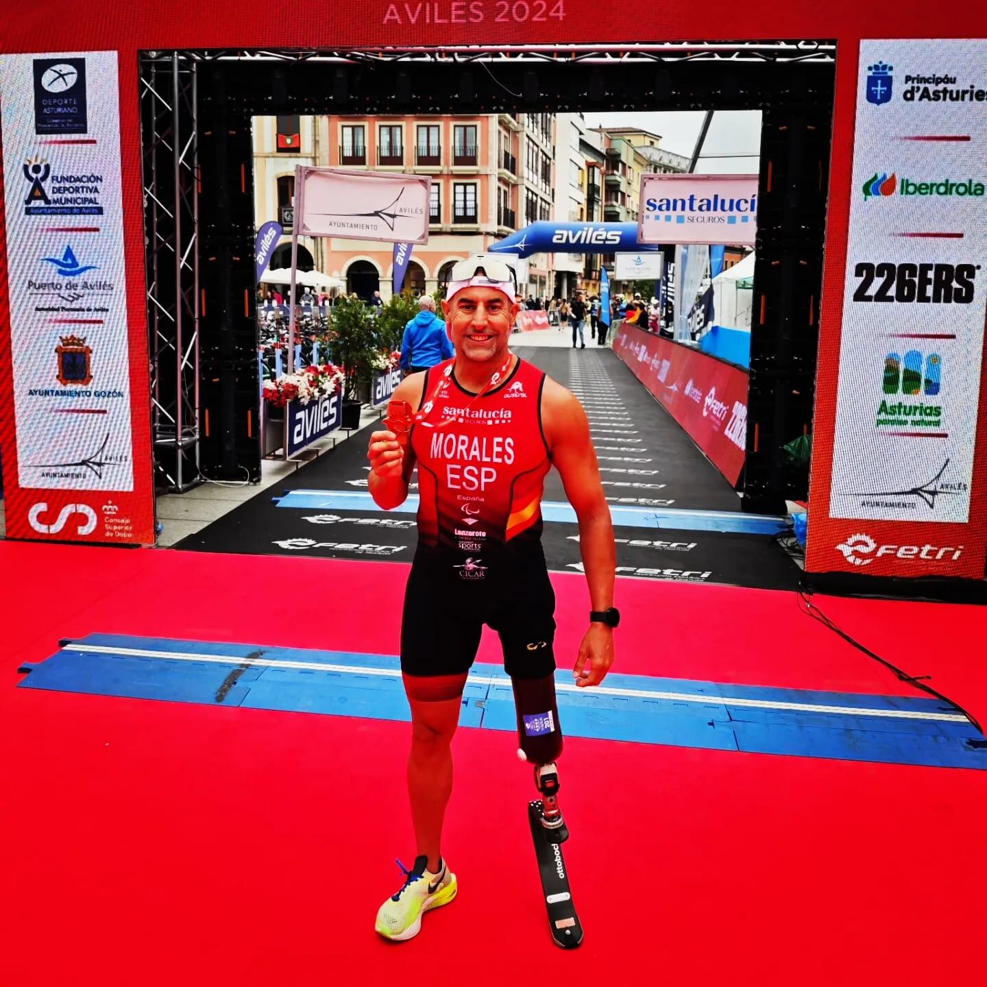 El lanzaroteño Lionel Morales tras cruzar la línea de meta en el Campeonato de España de Duatlón.