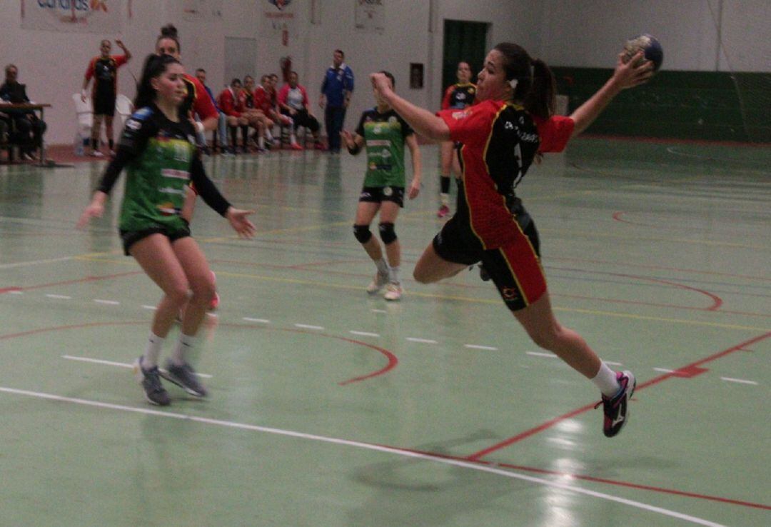 Brenda Roger lanzando a portería.