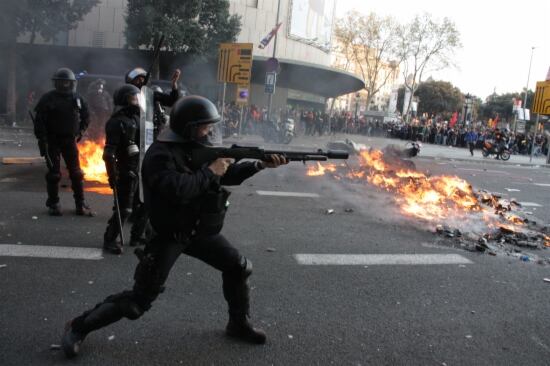 Una unitat de la Brigada Mòbil dels Mossos d&#039;Esquadra a la Plaça de Catalunya de Barcelona