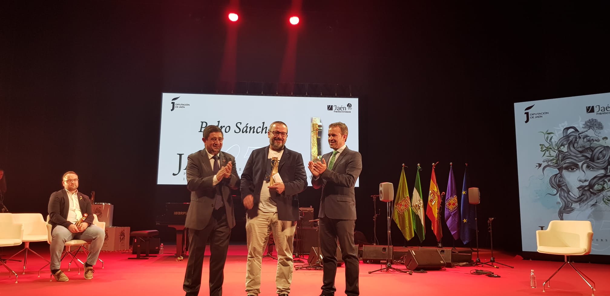 Entrega del premio a Pedro Sánchez, de restaurante Bagá, con el alcalde de Jaén, Julio Millán