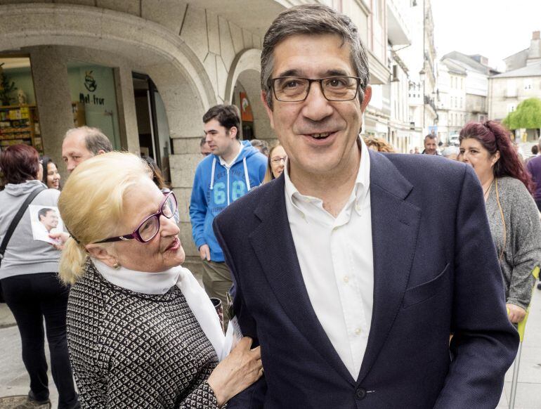 El presidente de la Cámara Baja, Patxi López, reparte propaganda electora por las calles de Lugo antes de participar en un acto de campaña para las elecciones del 26J