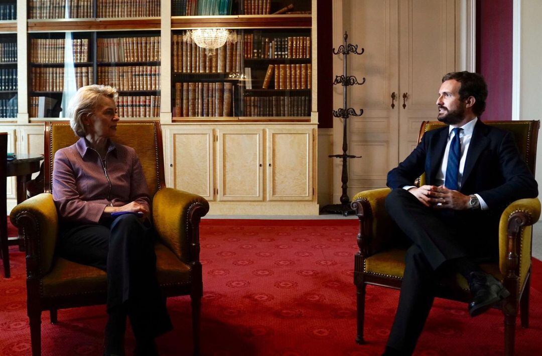 El presidente del PP, Pablo Casado, junto a la presidenta de la Comisión Europea, Ursula von der Leyen, este jueves.