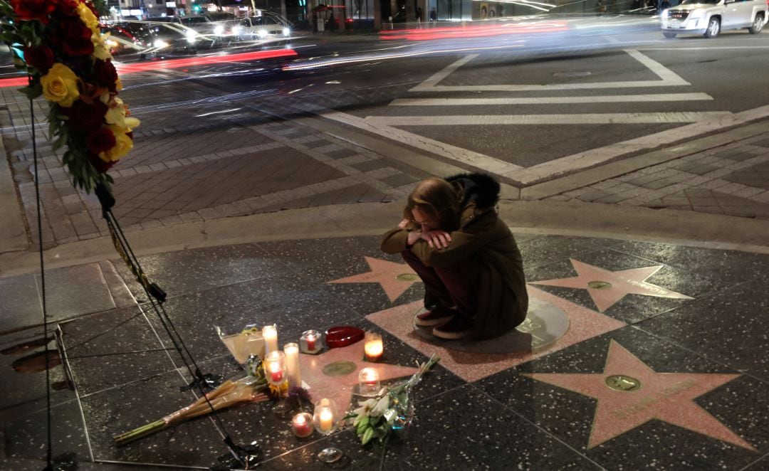 Altar improvisado en Hollywood para conmemorar la muerte de Douglas.