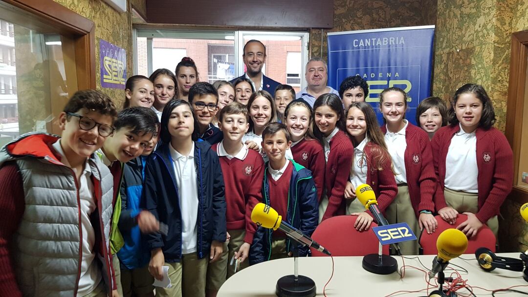 Alumnos de La Paz con Javier López Estrada en la SER