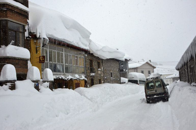 GRA442. PUEBLA DE LILLO (LEÓN), 06/02/2015.- Una calle de Puebla de Lillo (León) cubierta de nieve, tras varios días de nevadas a causa del temporal de frío que sufre casi todo el país. EFE/J. Casares