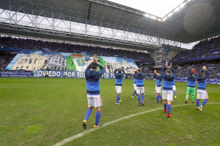 Los jugadores del Real Oviedo saludan a su afición antes de afrontar el derbi contra el Sporting de Gijón.