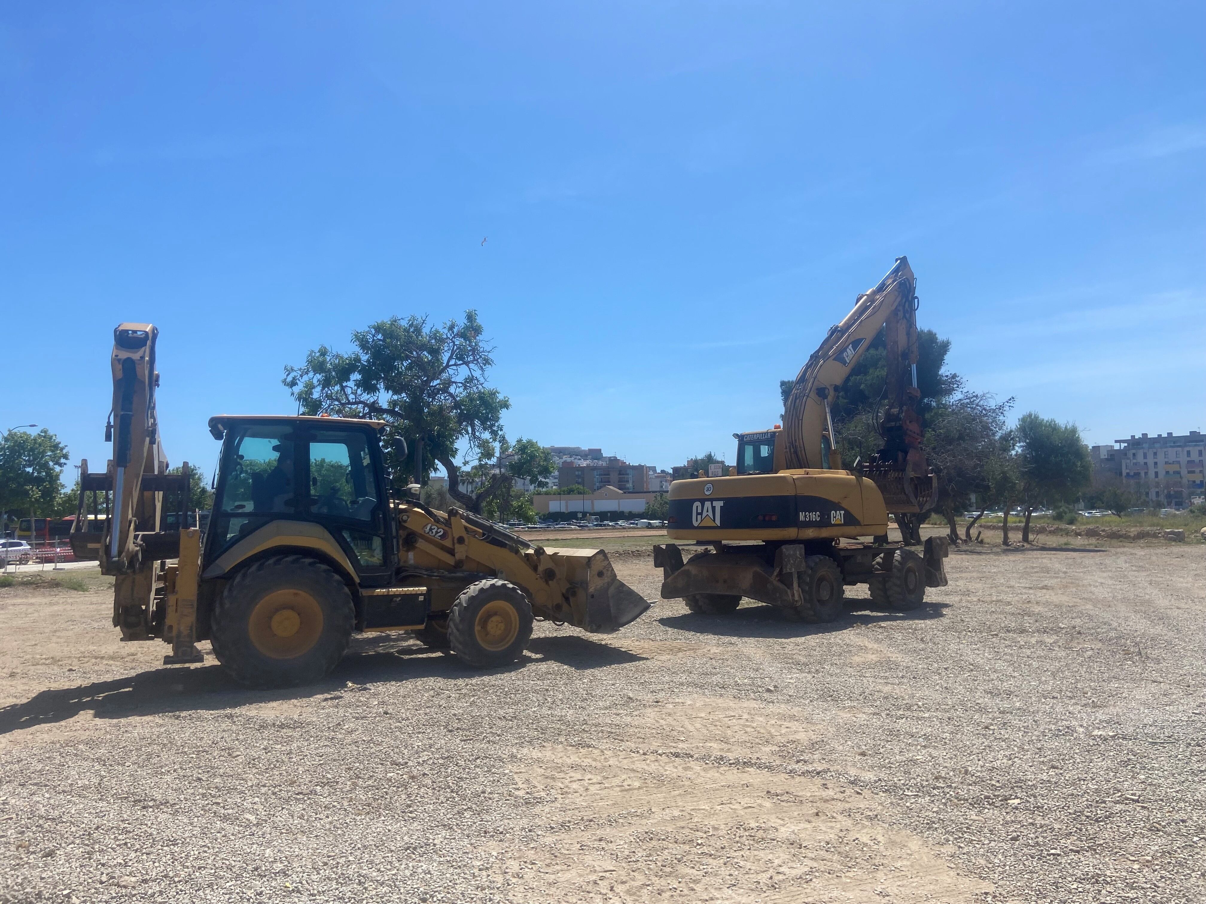 Imagen de la maquinaria para limpiar la zona