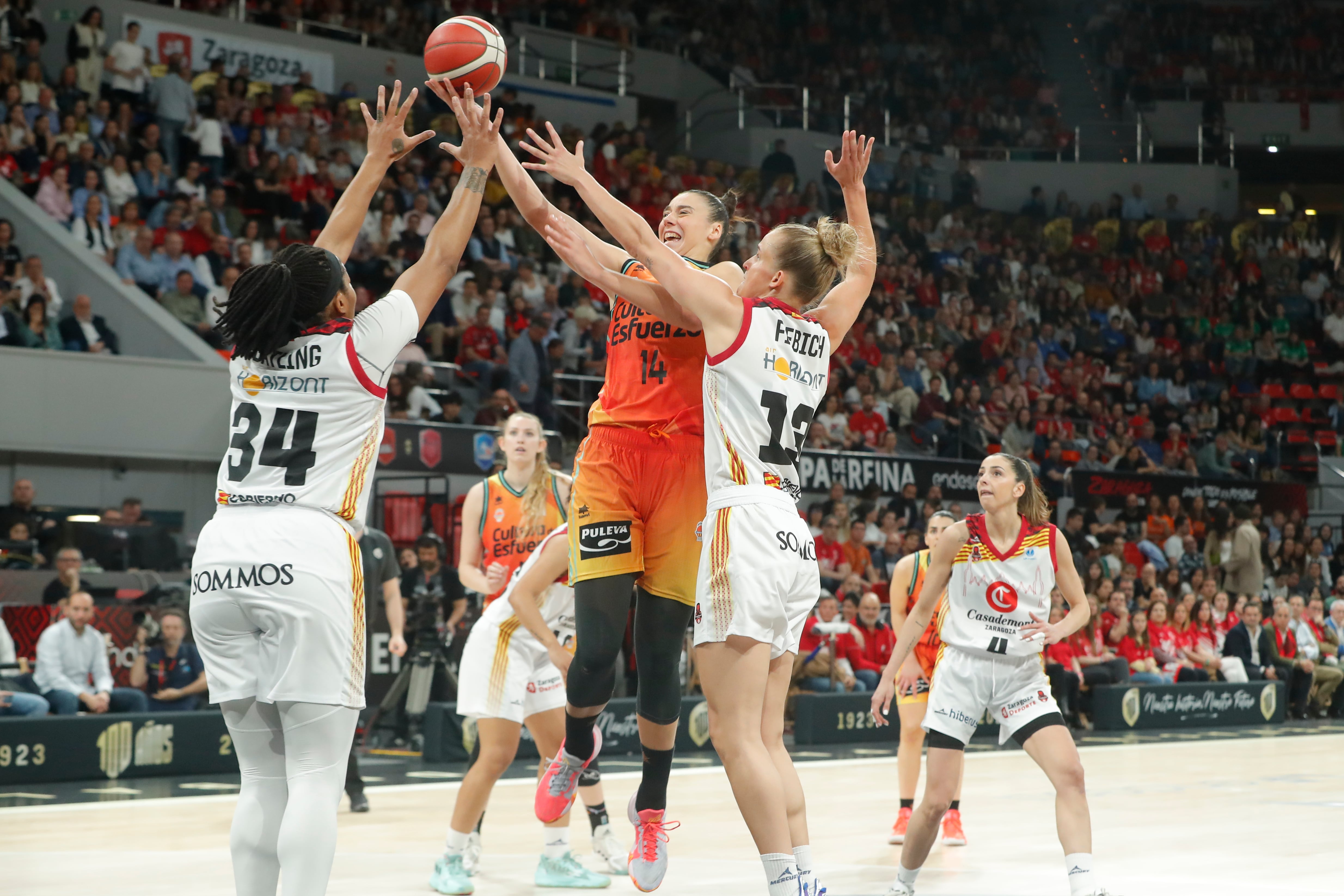 ZARAGOZA, 01/04/2023.- La pívot Markeisha Gatling (i) y la alero Leonie Fiebich (d), ambas del Casademont Zaragoza, defienden a Raquel Carrera (c), pívot del Valencia Basket, durante el encuentro de semifinales de Copa de la Reina entre Casademont Zaragoza y Valencia Basket, este sábado en el Pabellón Príncipe Felipe de Zaragoza. EFE/Javier Cebollada
