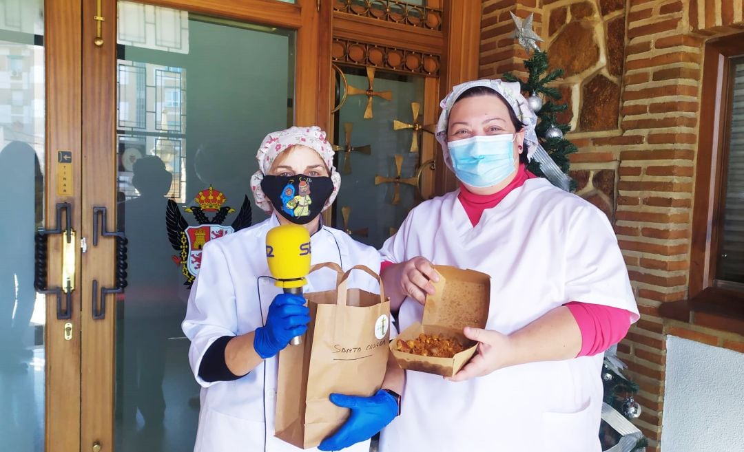 Goyi y Mari Carmen, cocineras de la Residencia de Santa Casilda, con el micrófono de la SER y las migas