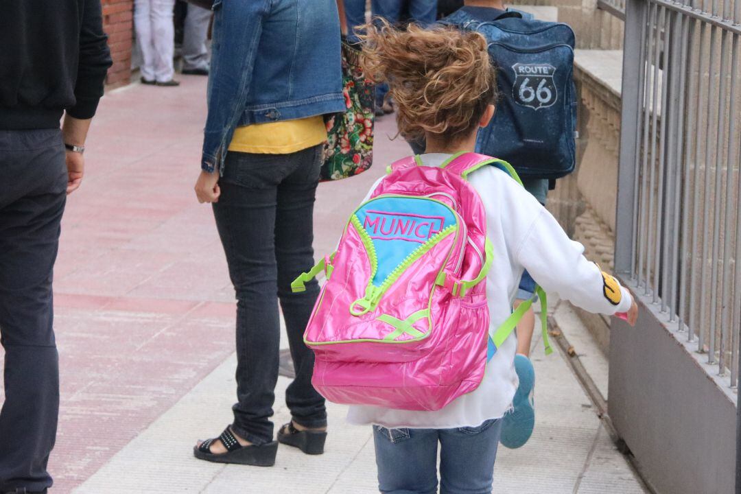 Una nena a l'escola a Ripoll