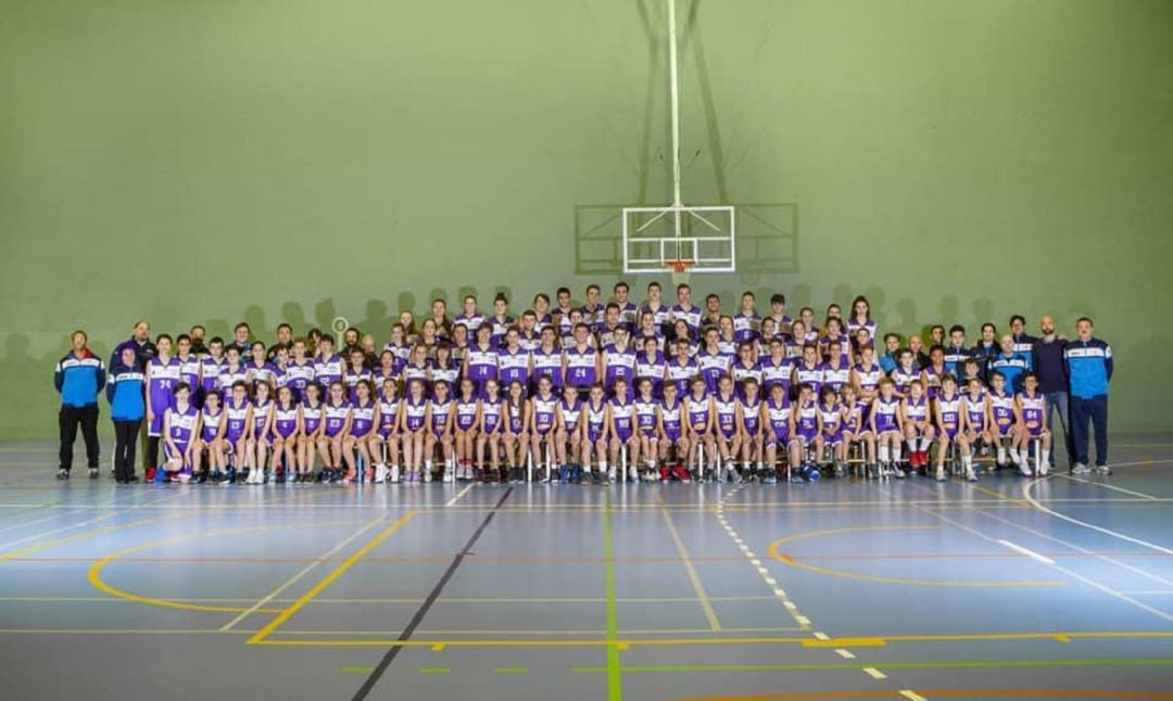 Foto de familia del club arandino de baloncesto en las instalaciones del polideportivo Chelva.