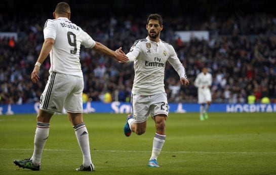 Isco saluda a Benzema antes de ser sustituido.