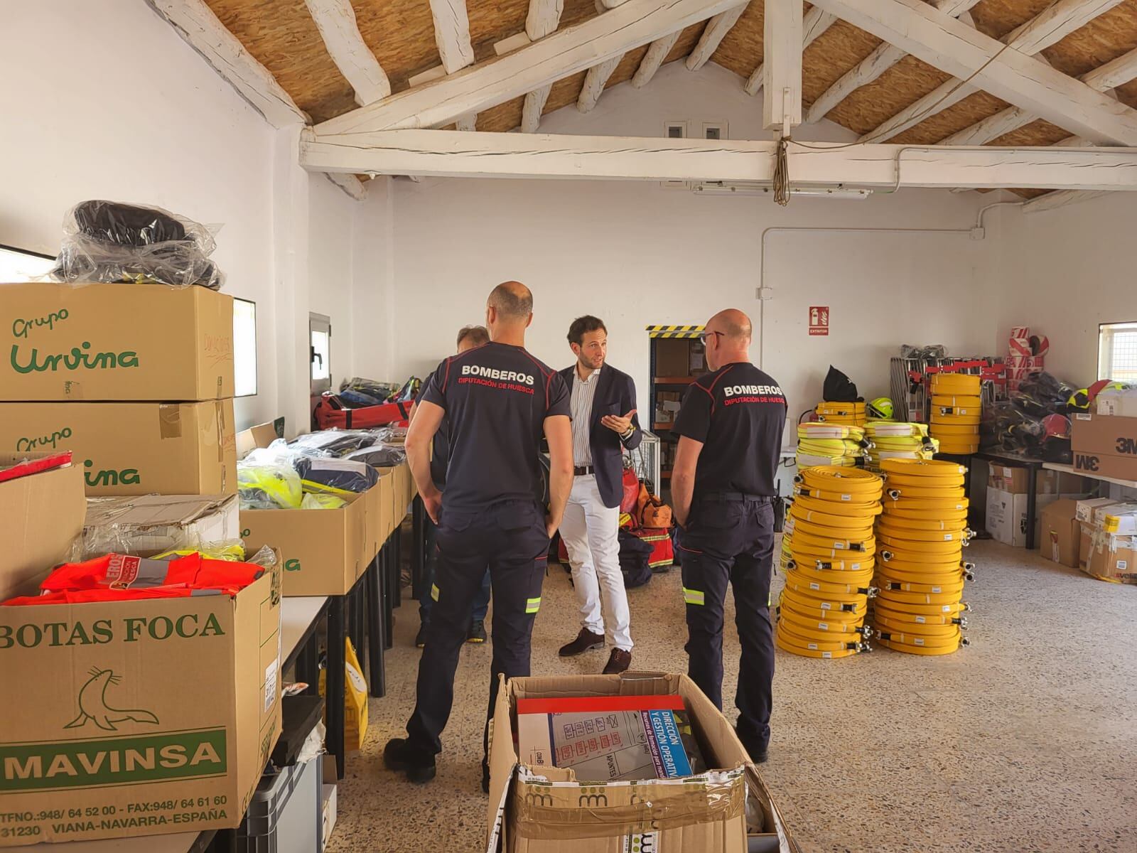 Efectivos del SPEIS de la Diputación junto a Isaac Claver