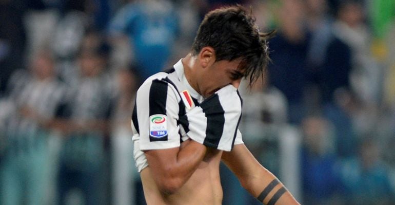 Paulo Dybala se lamenta tras fallar el penalti en el descuento