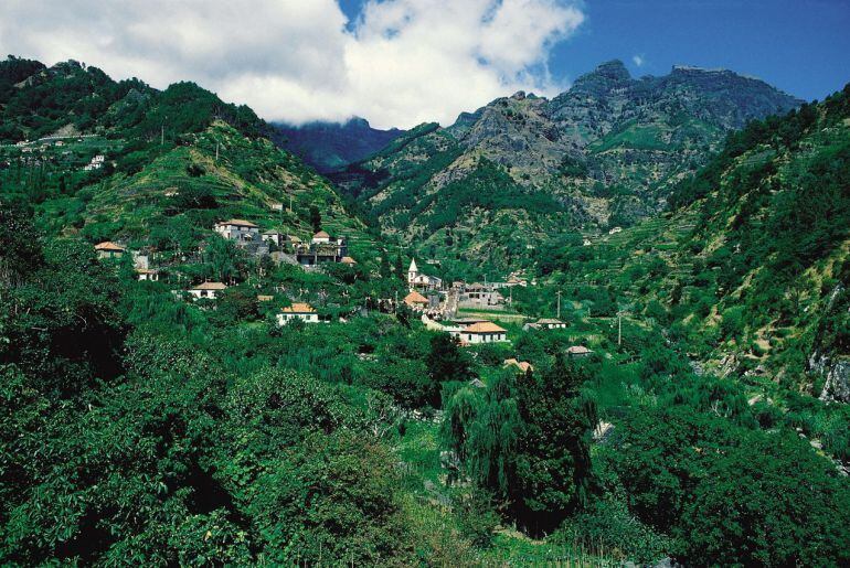 Vistas de una localidad entre montañas en la isla de Madeira.