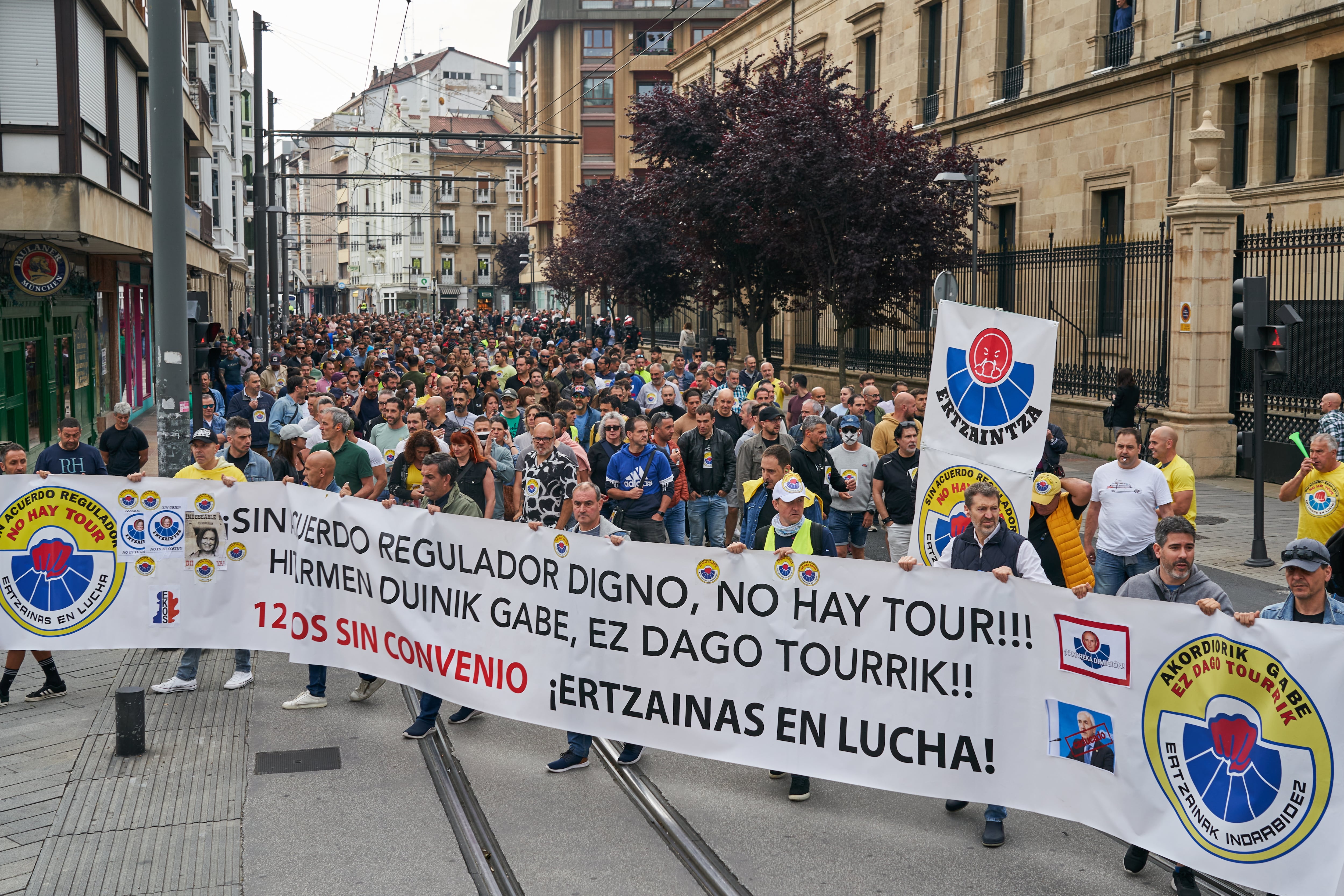 VITORIA (ESPAÑA), 15/06/2023.- Unos 700 ertzainas convocados por el colectivo sindical &quot;Ertzainas en lucha&quot; y por los sindicatos Erne, Esan, Euspel y Sipe se han manifestado este jueves en las inmediaciones del Parlamento Vasco, en Vitoiria, en demanda de mejoras en sus condiciones laborales. EFE / L. Rico
