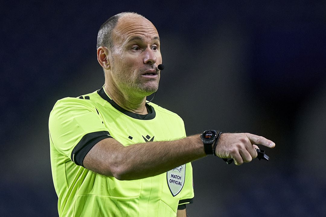 Mateu Lahoz, durante un partido de Champions de la presente temporada