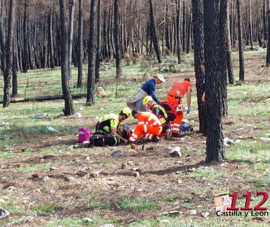 Efectivos de emergencia atendiendo a la mujer