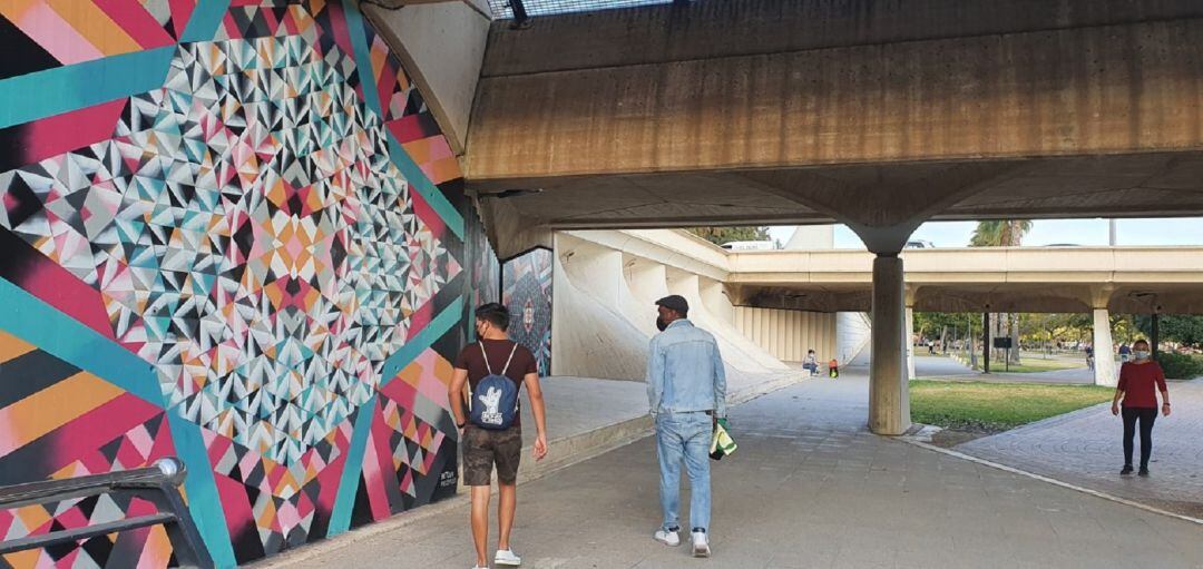 Obra de la artista mural Sandra Betancort en el bajo del Puente de 9 d&#039;Octubre 