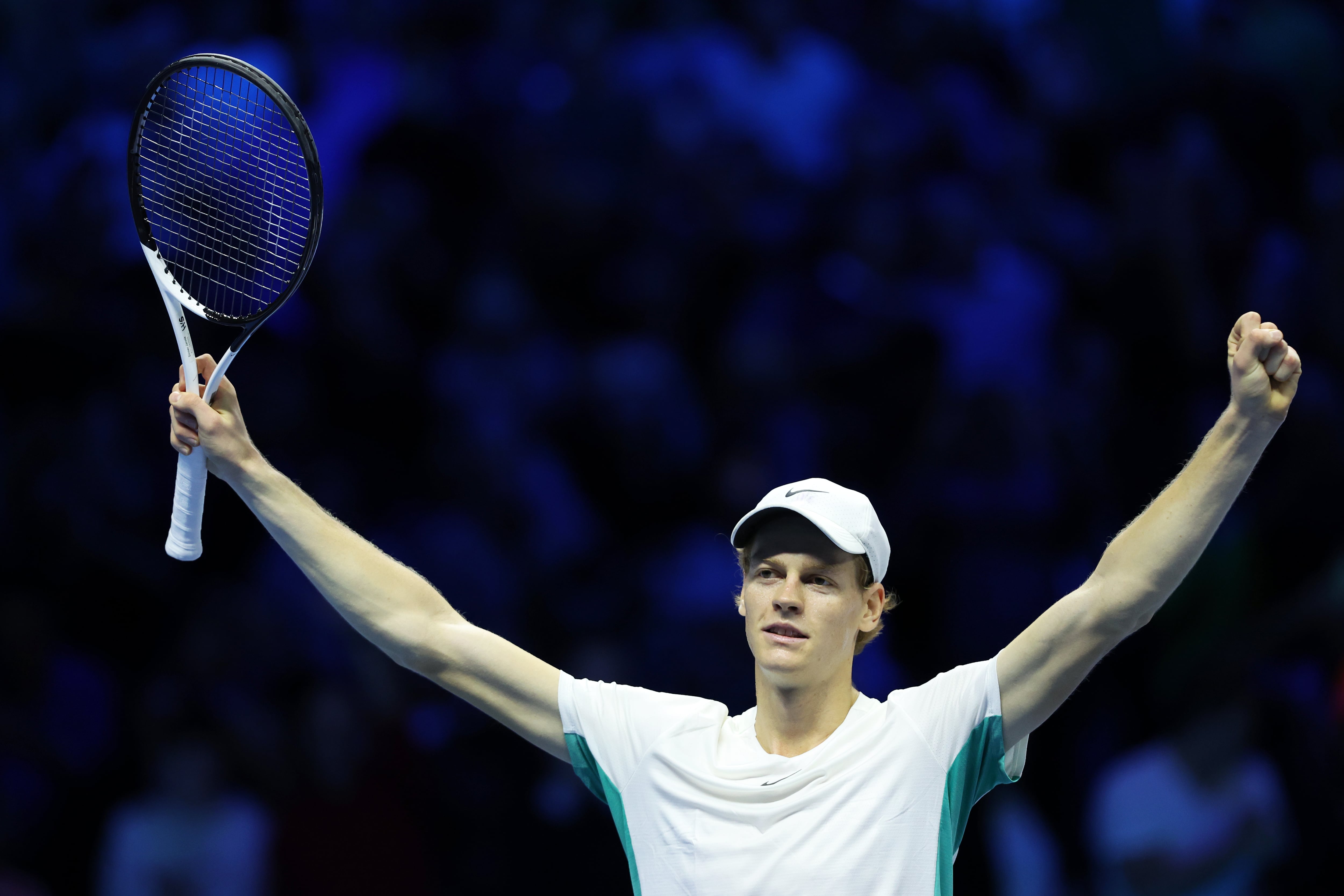 Jannik Sinner celebra la victoria ante Medvedev en la semifinal de la Copa de Maestros.