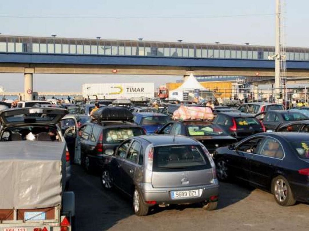 Vehículos en el embarque hacia Tánger.