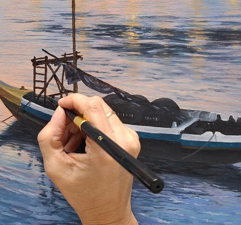 Persona pintando un barco