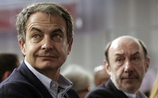 El expresidente del Gobierno junto a Alfredo Pérez Rubalcaba durante el acto de entrega de la primera edición del premio Carmen Cerdeira.