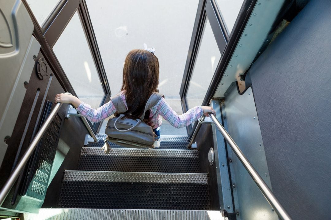 Crece el número de niñas y niñas que se quedan sin ir a clase por la paralización del transporte escolar 