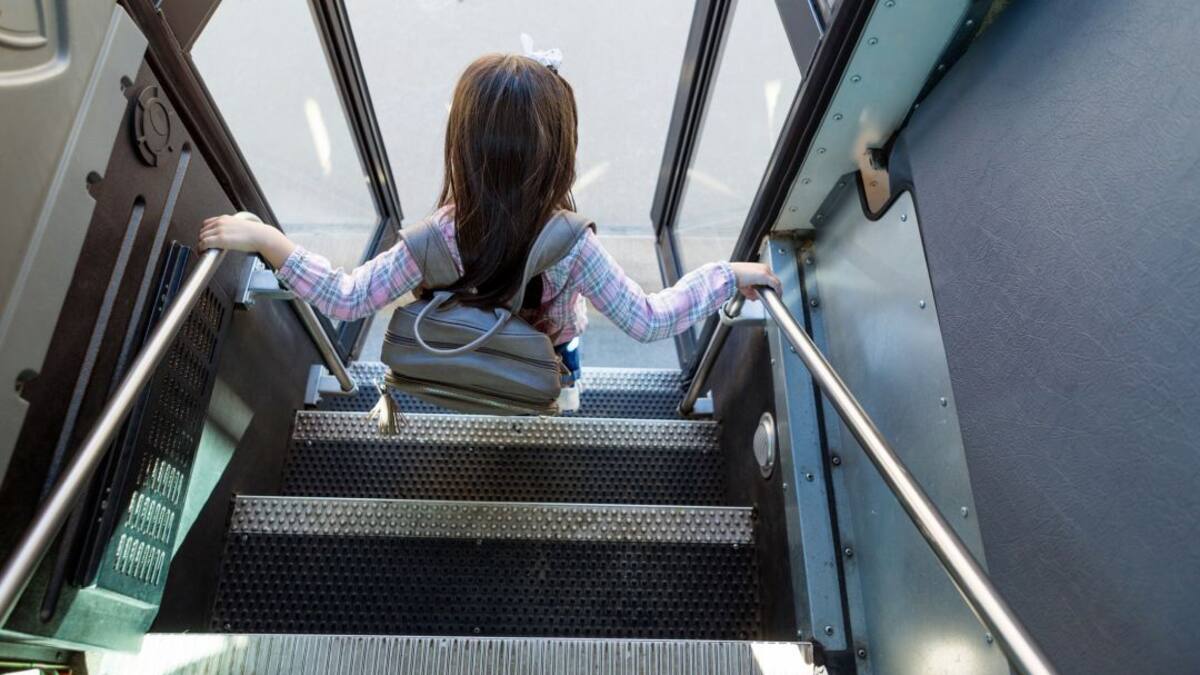 Crece el número de niñas y niñas que se quedan sin ir a clase por la paralización del transporte escolar